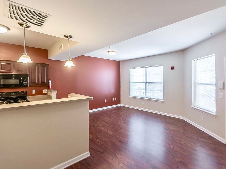 Tenth & College Horizons Apartments photo 2