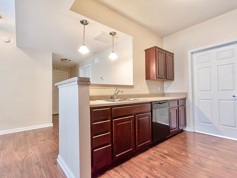 Tenth & College Horizons Apartments photo 4