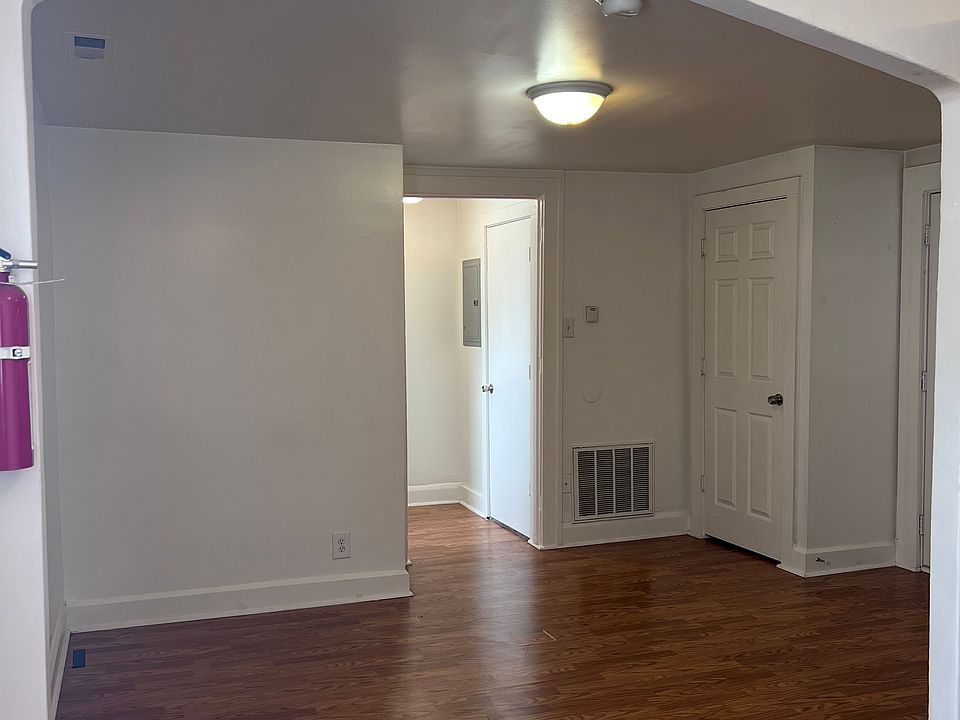 2123 N College Ave A photo 9