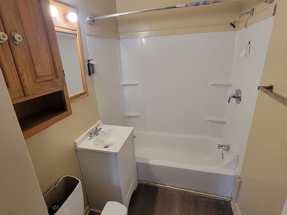 410 Manhattan Ave photo 2