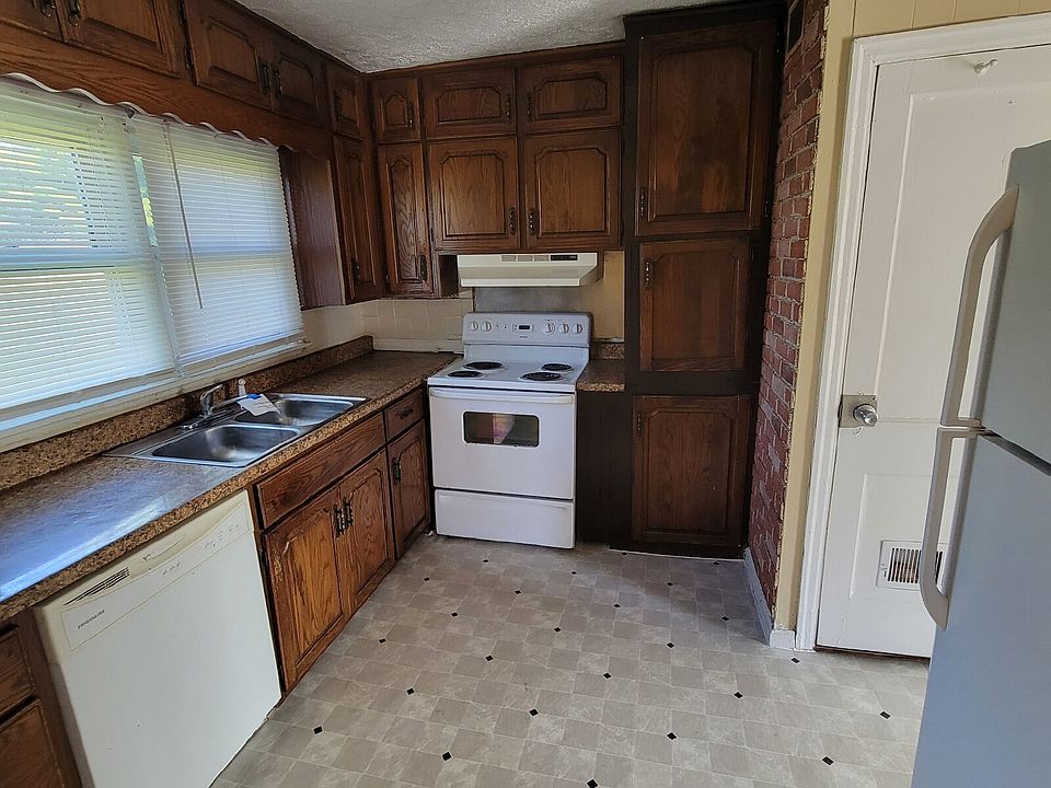 410 Manhattan Ave photo 3