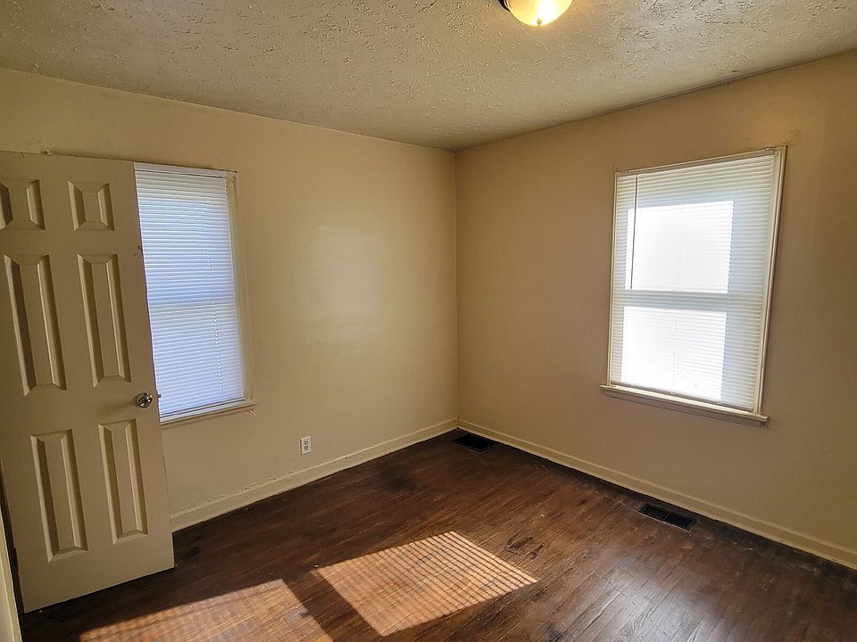 410 Manhattan Ave photo 4