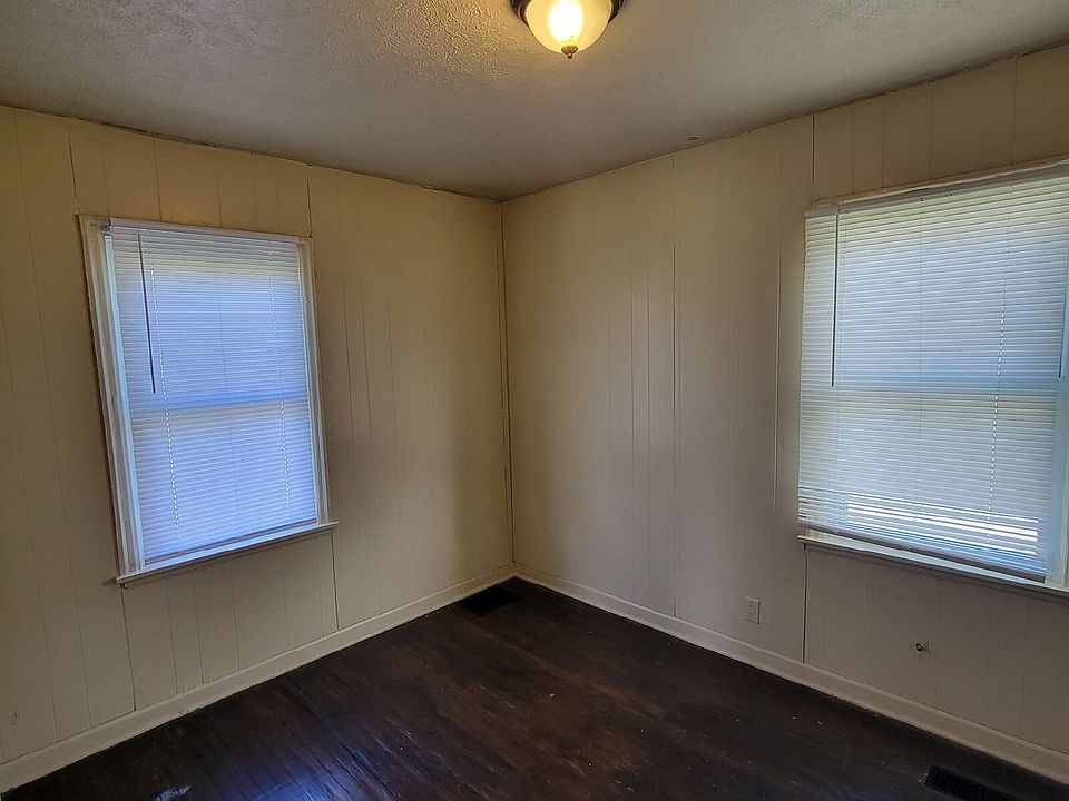 410 Manhattan Ave photo 5