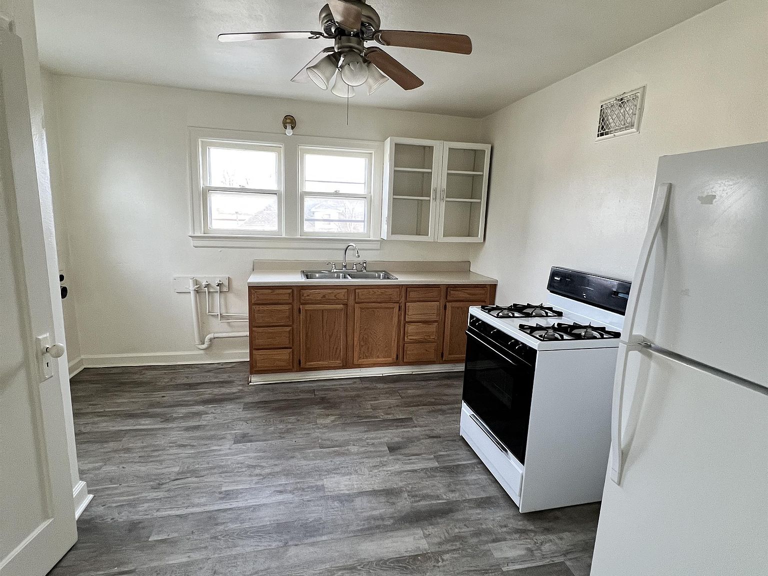 609 W Broadway St photo 1