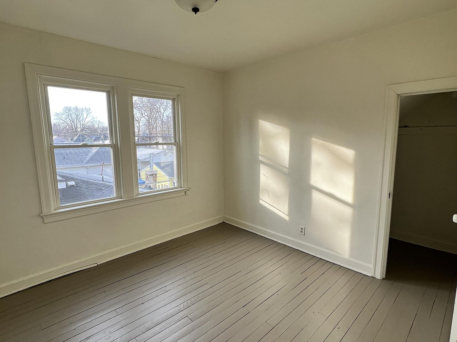 609 W Broadway St photo 2