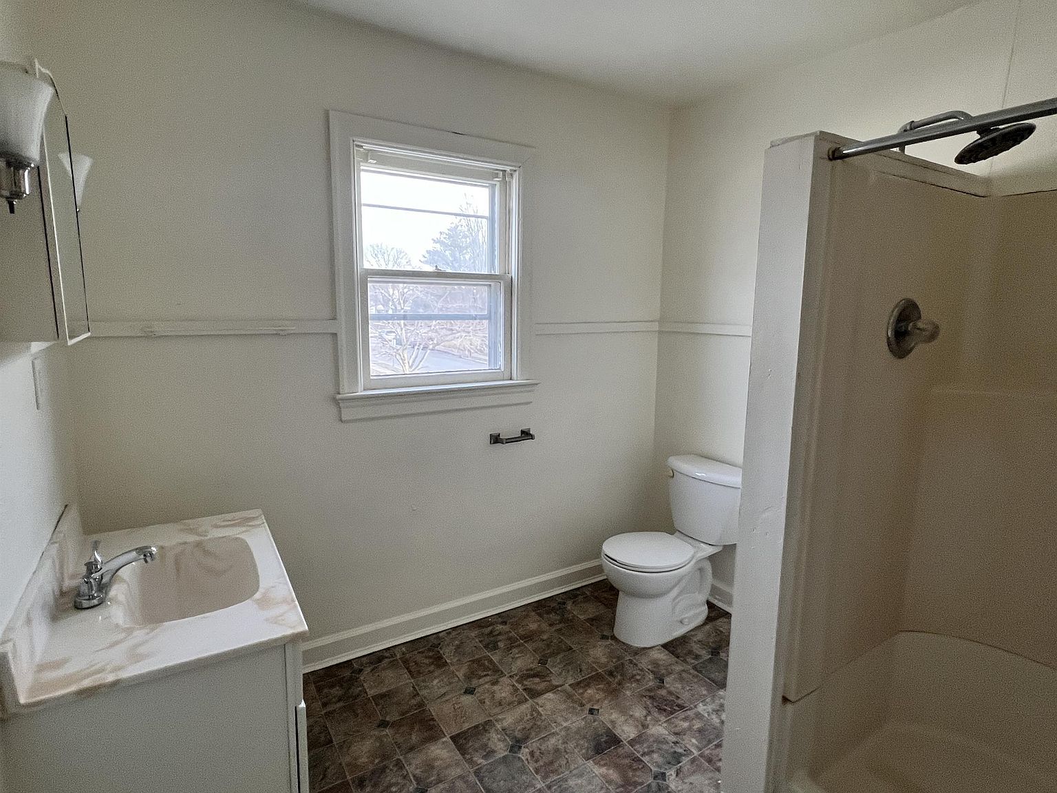 609 W Broadway St photo 3
