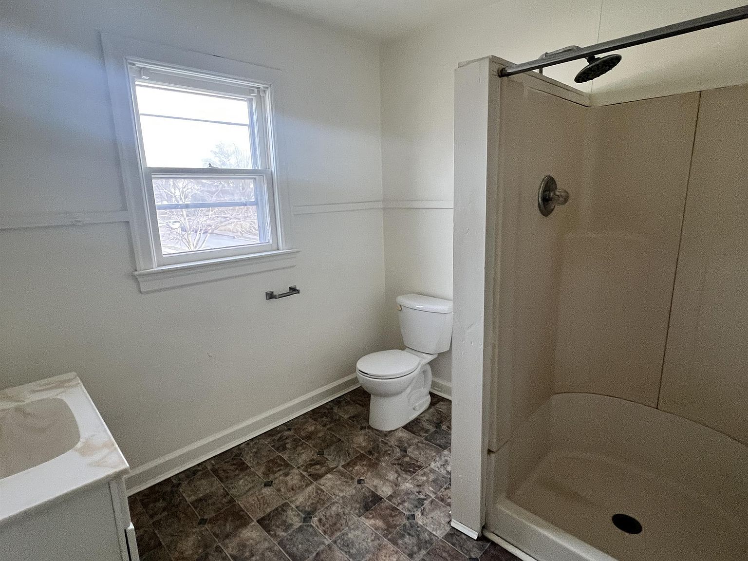 609 W Broadway St photo 4